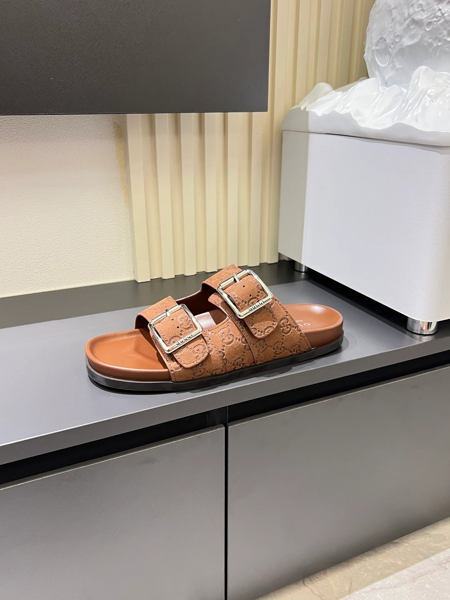 Men's Men's Shoes 💰p320 "GUCC＊" These slippers are made of GG polyester and feature a Gucci label on the front, adding a bold logo feel to the style. "Gucci Made in Italy" stamped label Rubber sole. Size 38-44